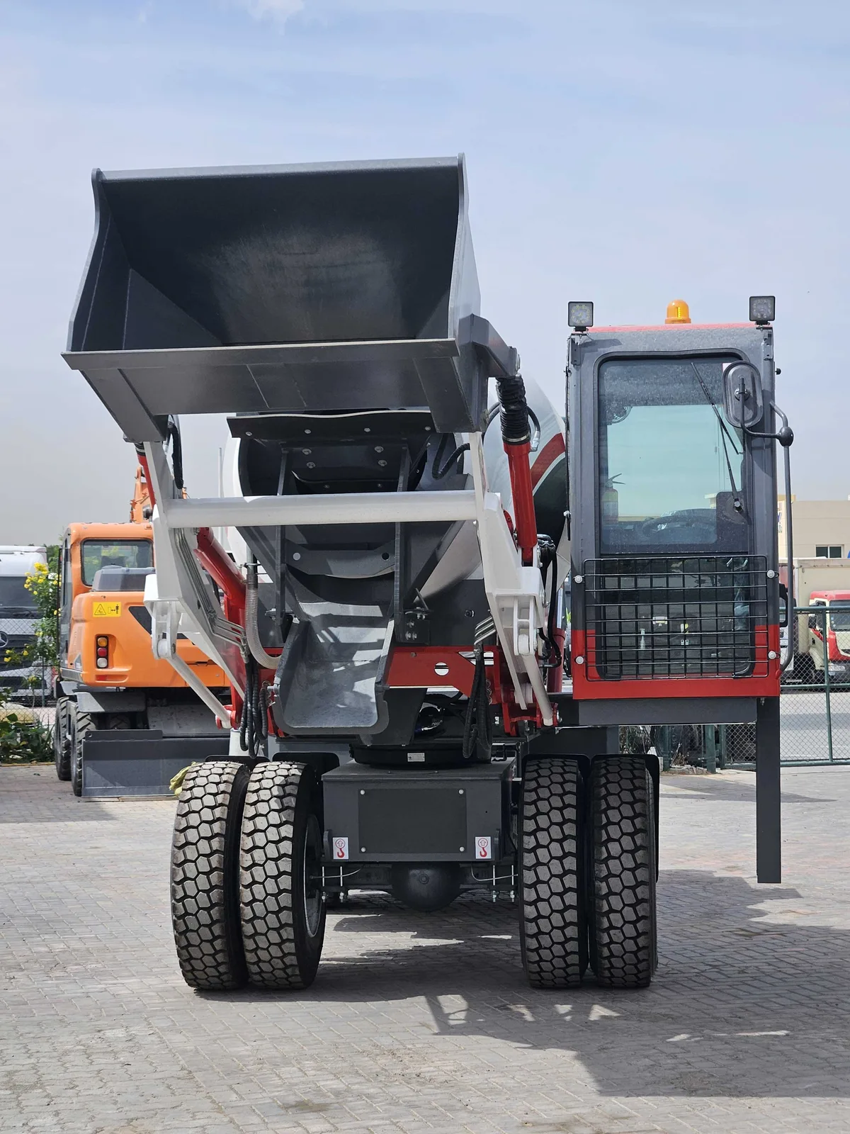 Self loading concrete mixer 4m3 UMATE 4000 concrete mixer truck 2025