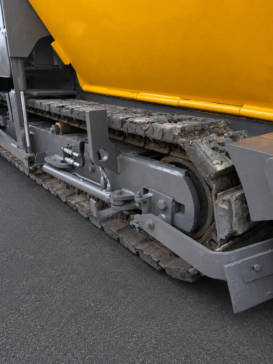 Volvo ABG P 8820 C asphalt paver close-up of the crawler track and drive assembly