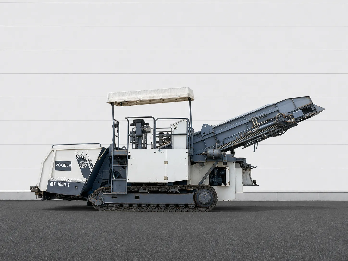 Voegele MT 1000-1 asphalt feeder side view with conveyor
