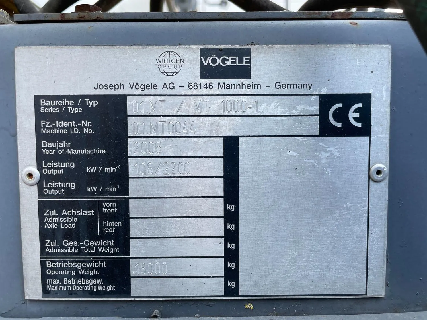 Voegele MT 1000-1 identification plate showing the 2006 manufacture year and 106 kW output