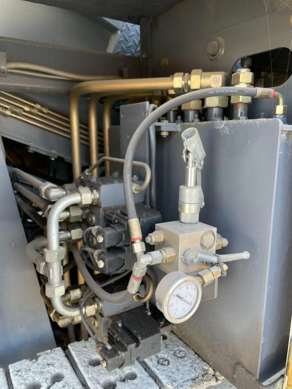 Voegele MT 1000-1 asphalt feeder hydraulic pressure gauge and valve assembly