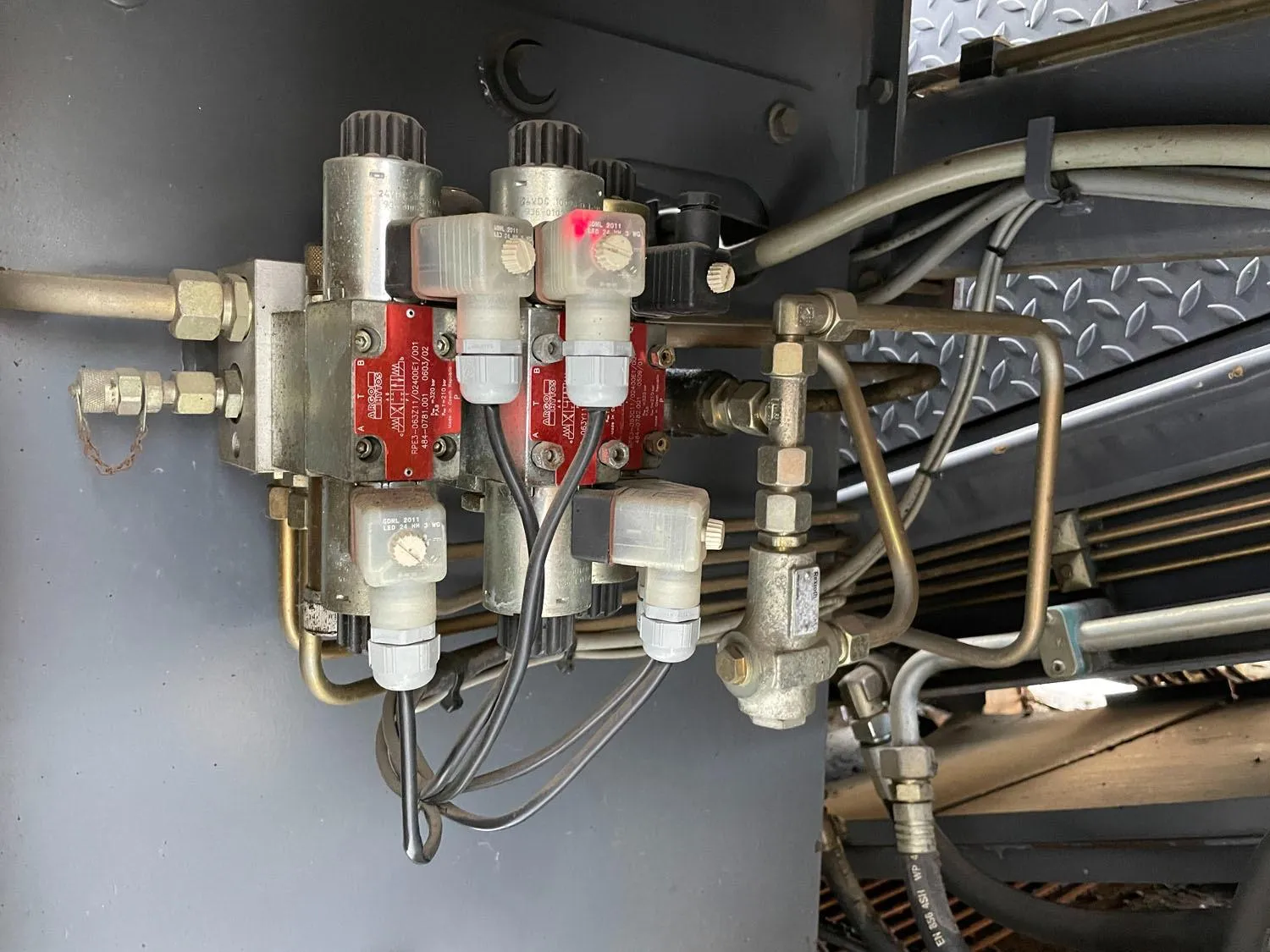 Voegele MT 1000-1 asphalt feeder electro-hydraulic valve block with connected lines