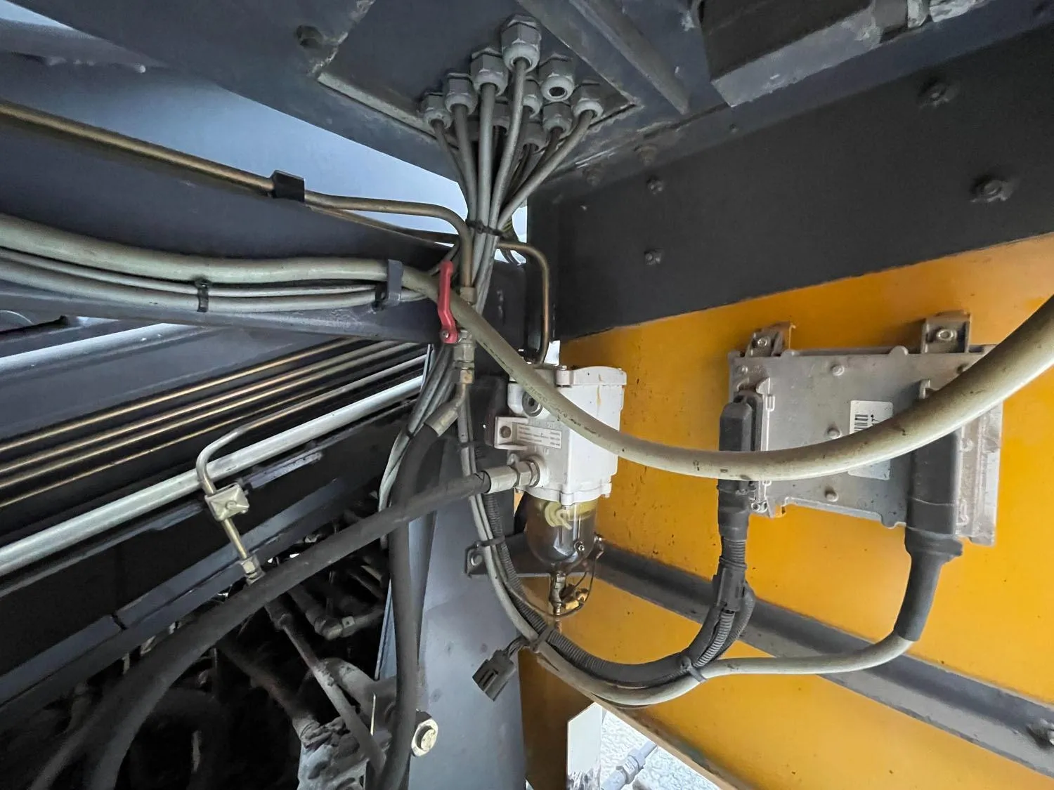 Voegele MT 1000-1 asphalt feeder hydraulic filter and control wiring