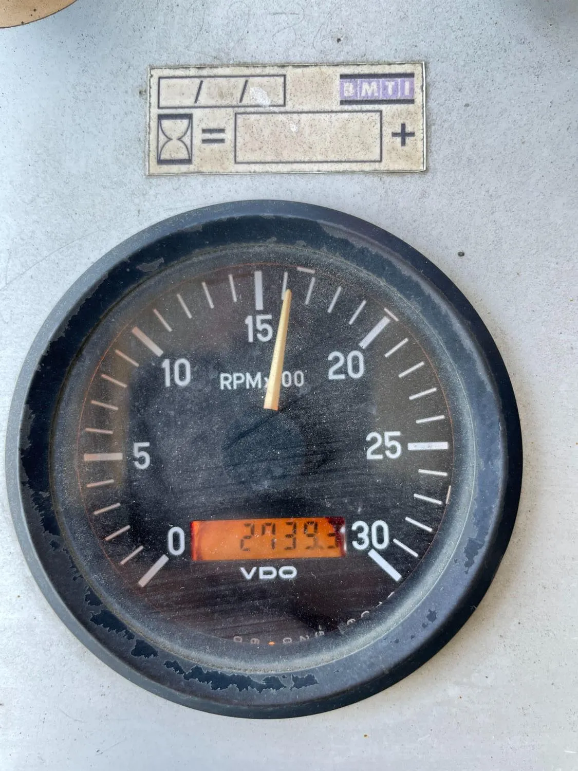Voegele MT 1000-1 asphalt feeder close-up of the tachometer and digital hour display