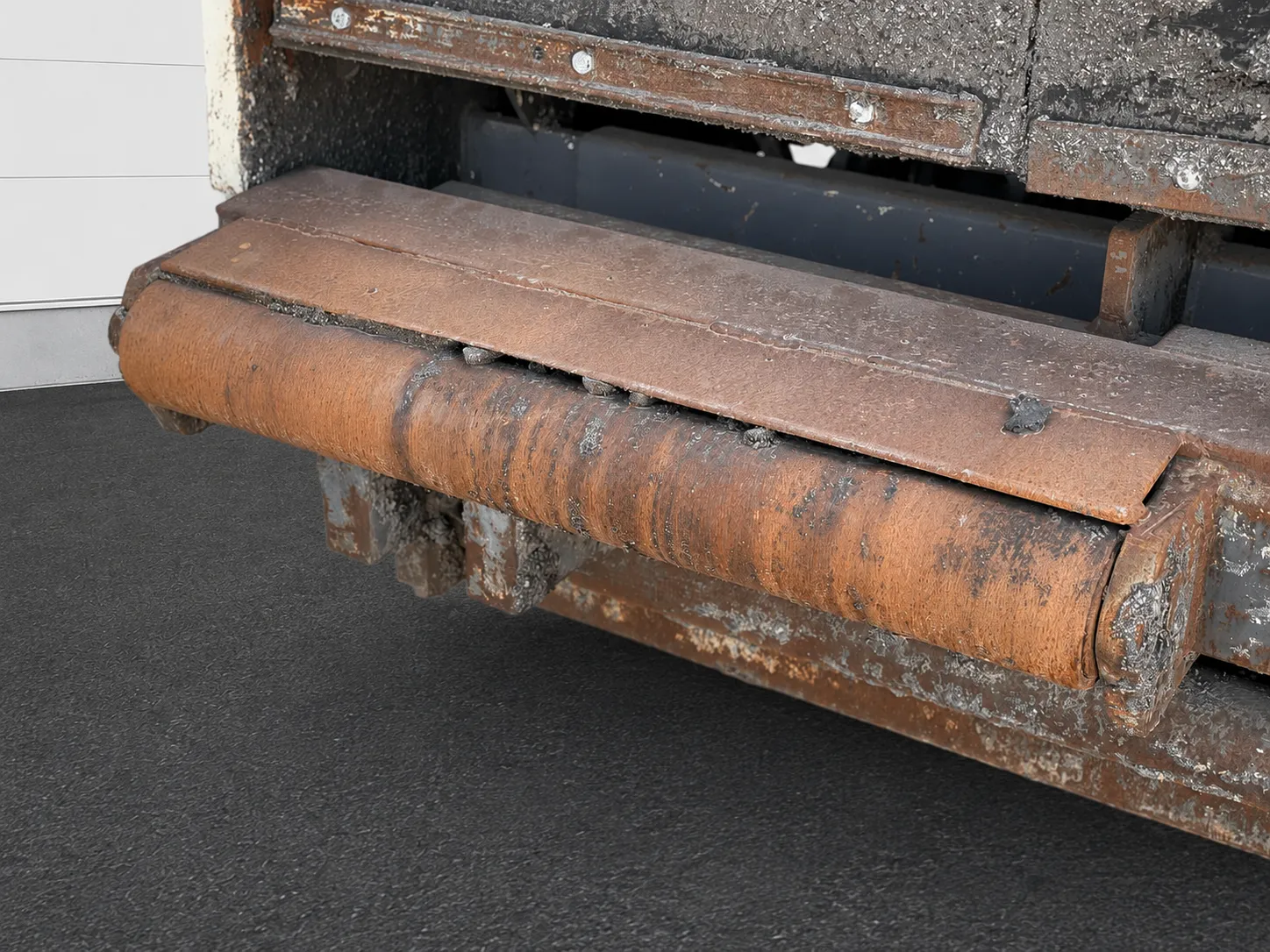 Voegele MT 1000-1 asphalt feeder close-up of the receiving hopper roller and metal apron