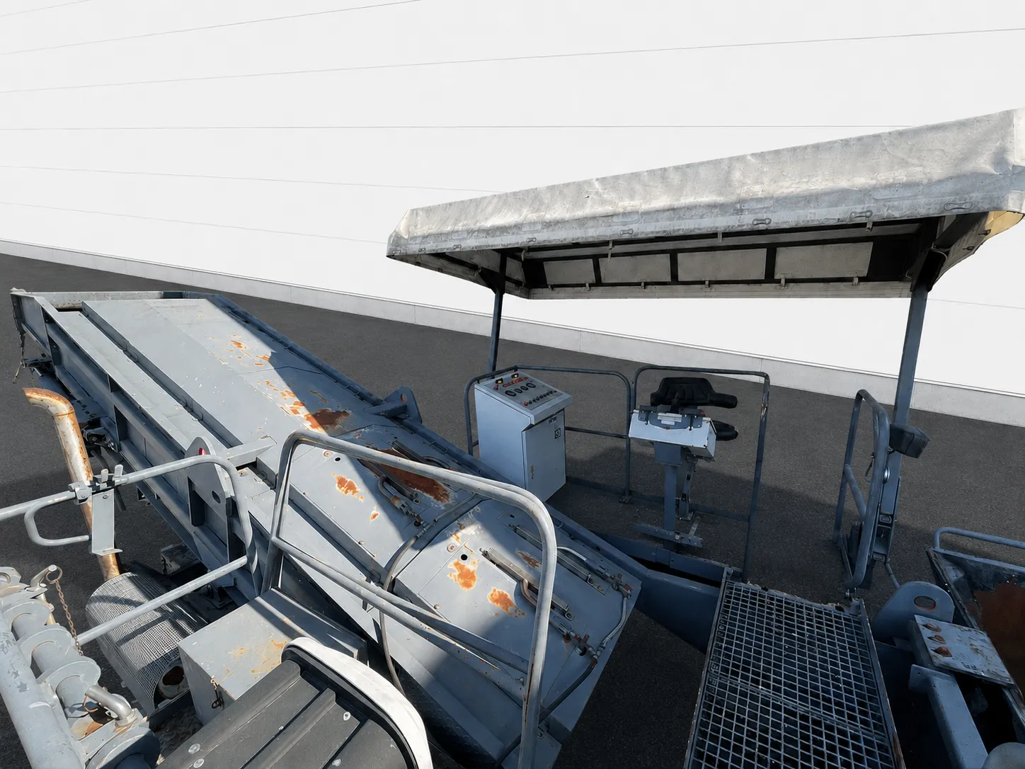Voegele MT 1000-1 asphalt feeder operator platform with canopy, control consoles and conveyor