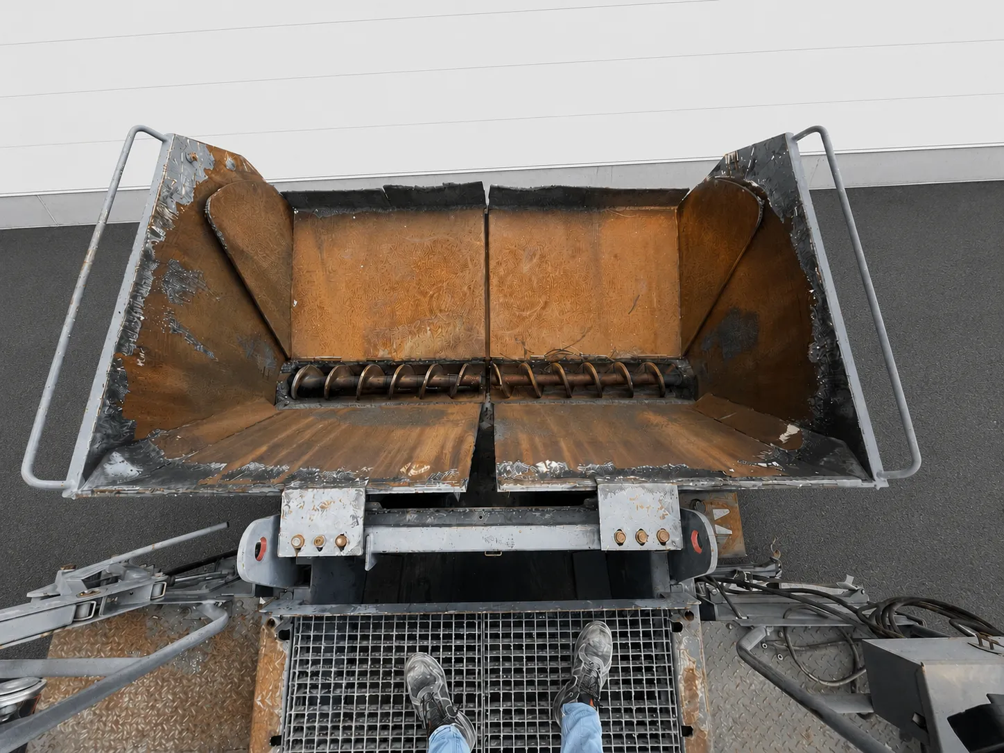 Voegele MT 1000-1 asphalt feeder overhead view into the receiving hopper with material augers