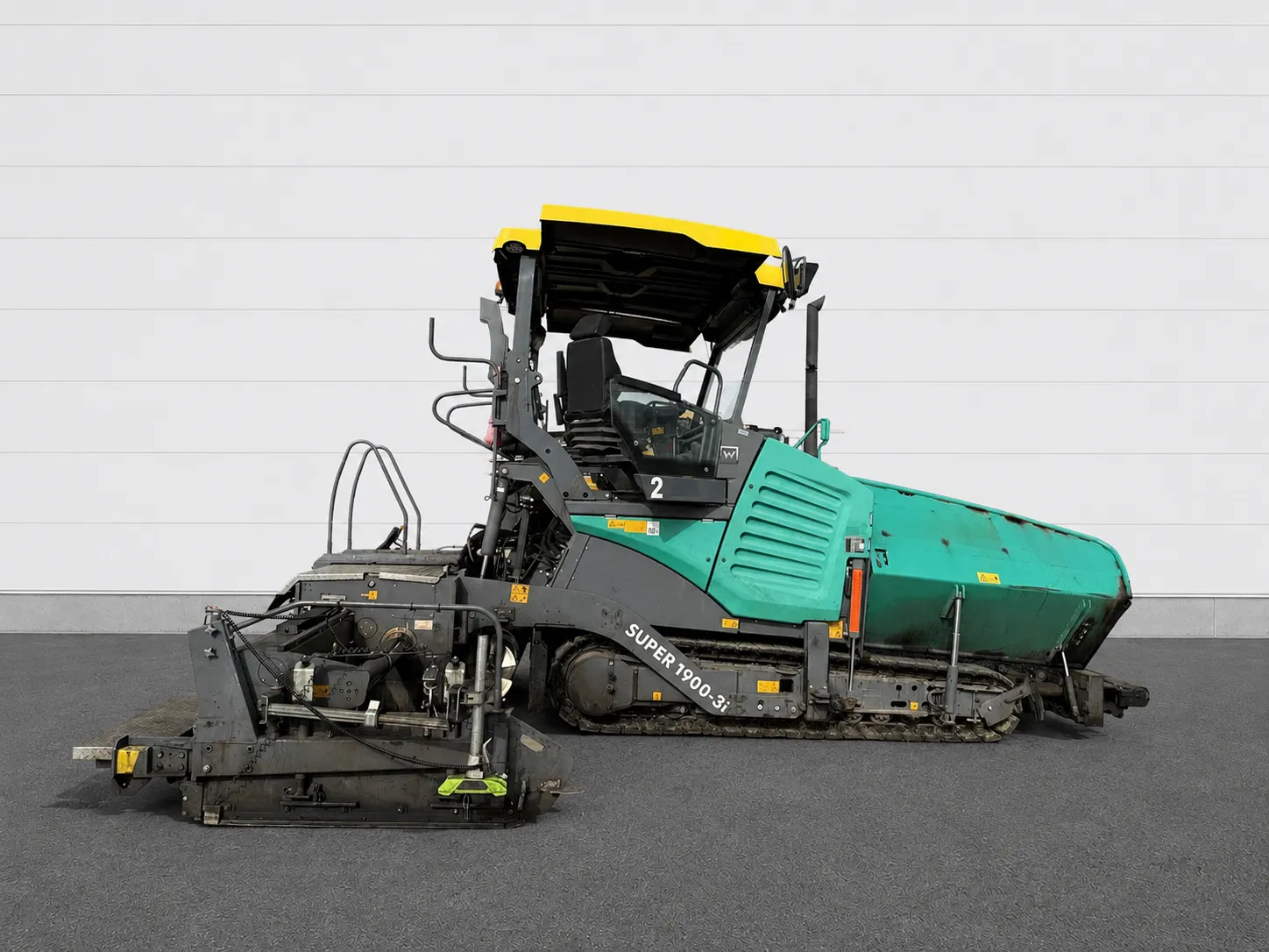 Voegele Super 1900-3i asphalt paver side profile with screed