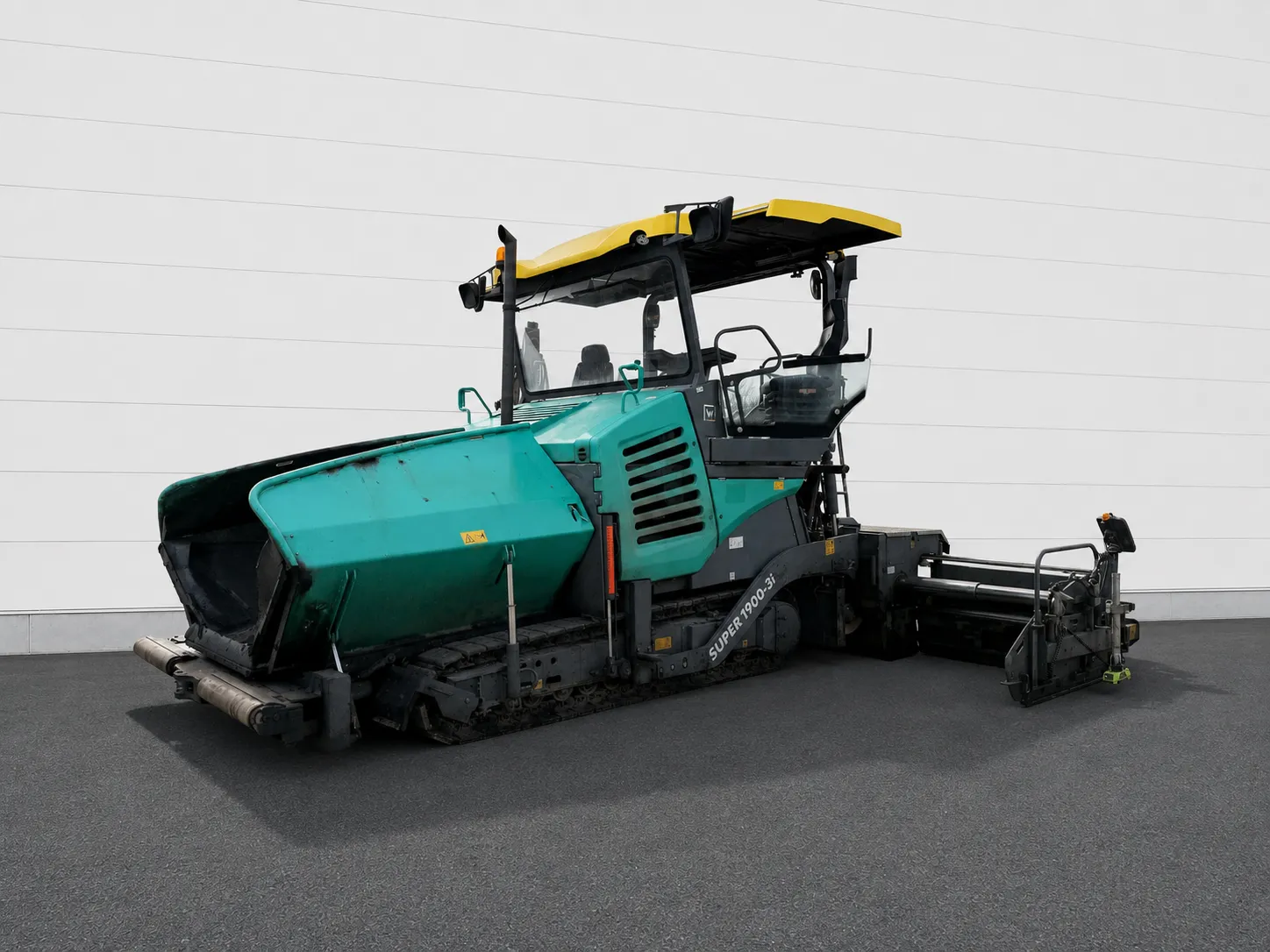 Voegele Super 1900-3i asphalt paver front three-quarter view
