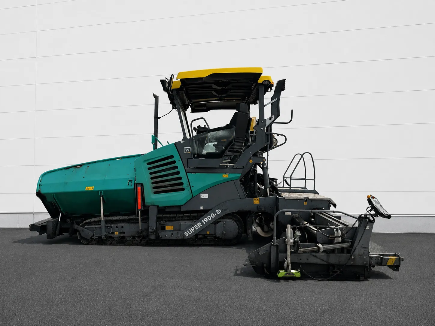 Voegele Super 1900-3i asphalt paver side view with material hopper