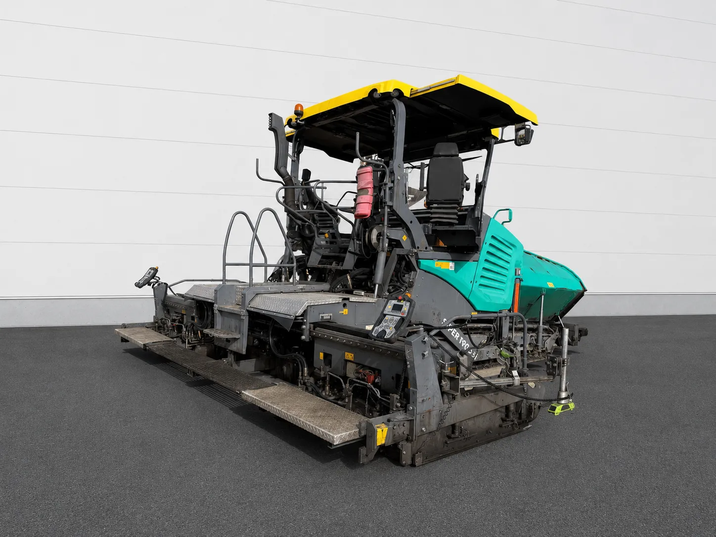 Voegele Super 1900-3i asphalt paver rear view showing screed