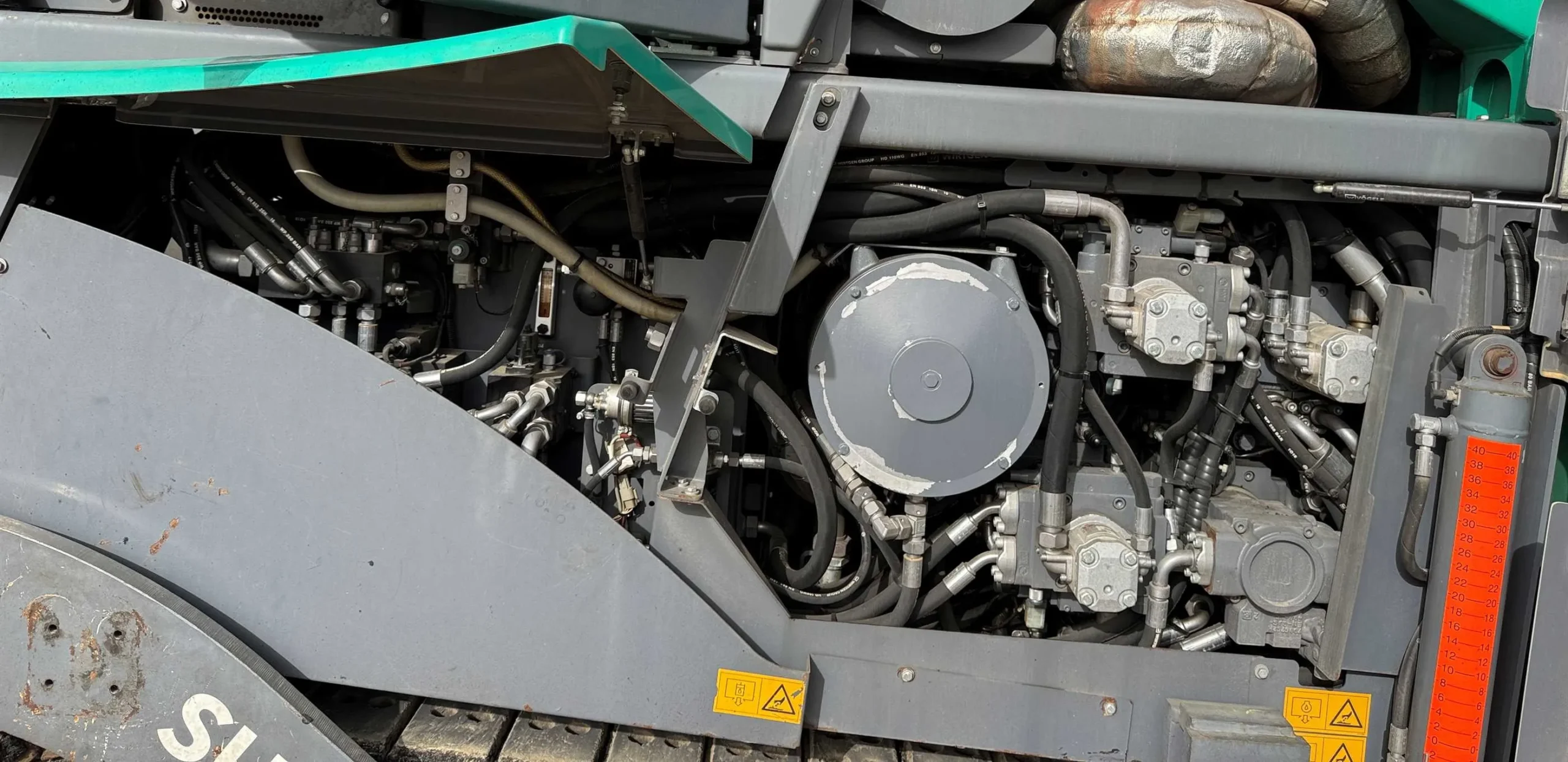 Voegele Super 1900-3i hydraulic system components