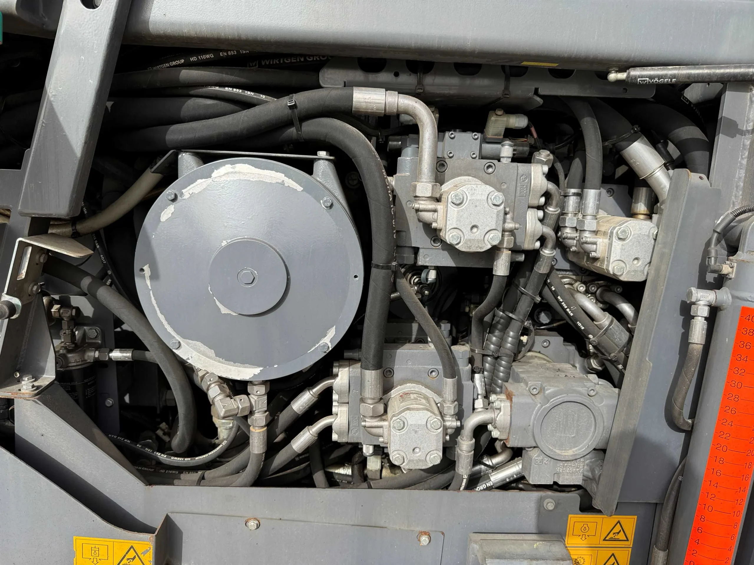 Voegele Super 1900-3i hydraulic pump and hose assembly