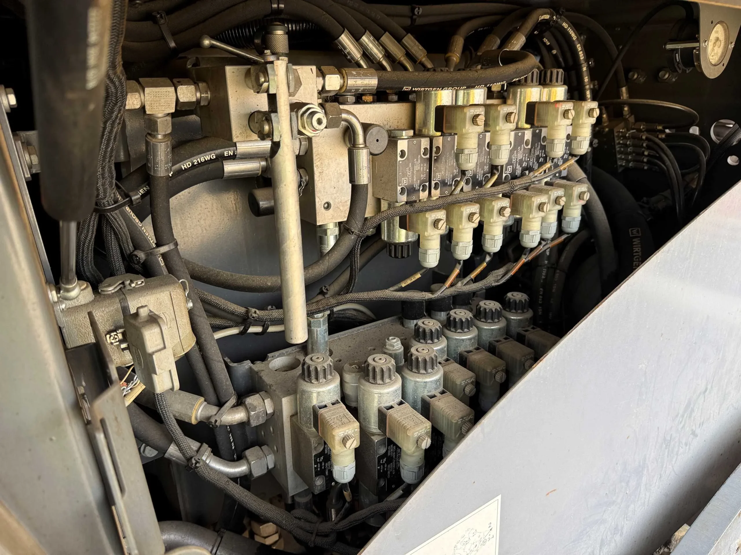 Voegele Super 1900-3i hydraulic valve block and hoses