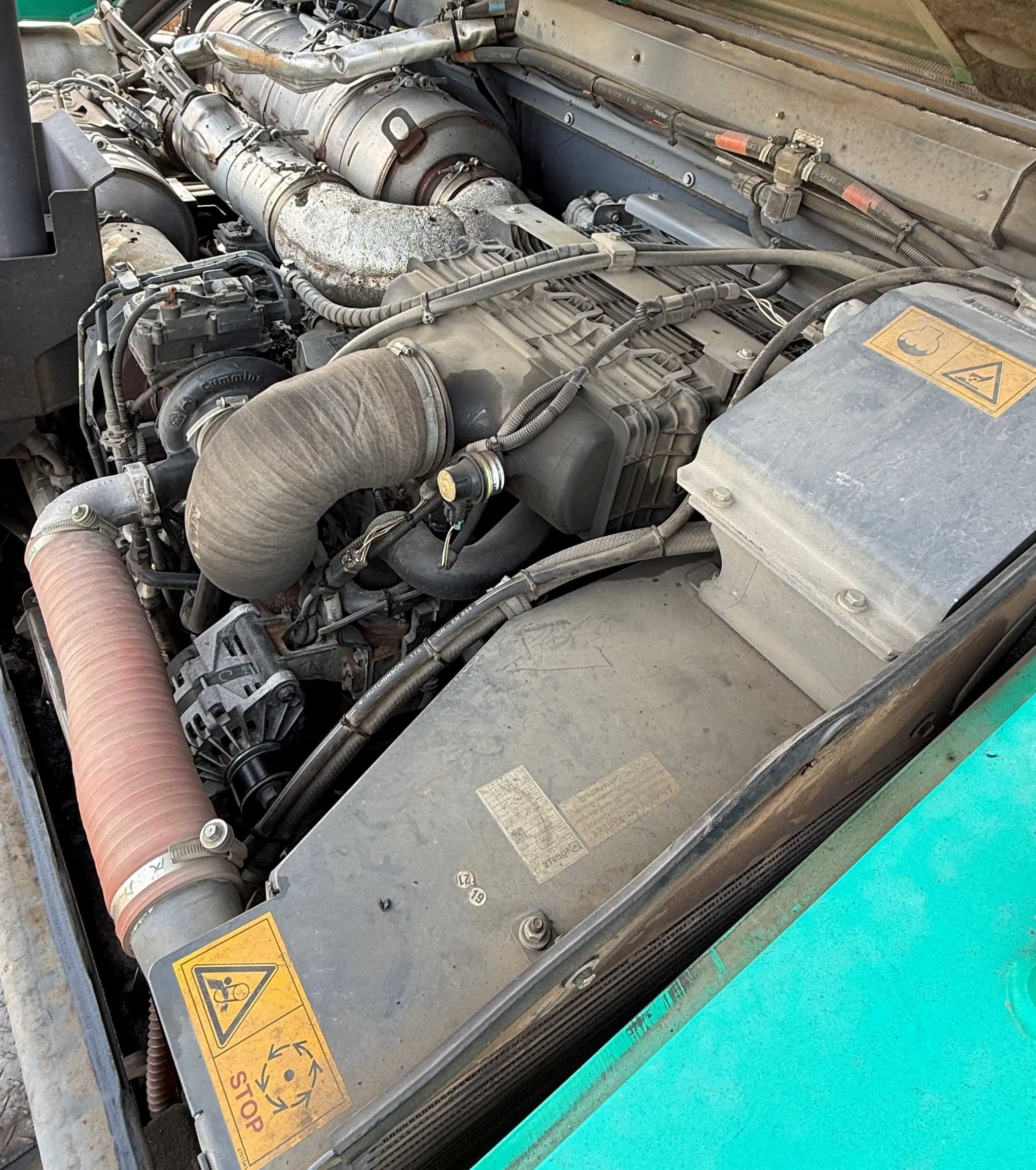 Voegele Super 1900-3i asphalt paver engine compartment