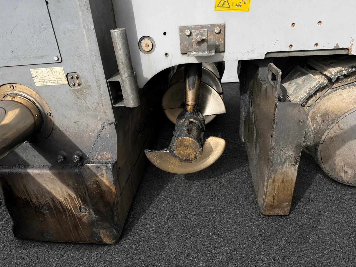 Voegele Super 1900-3i screed mounting and drive components