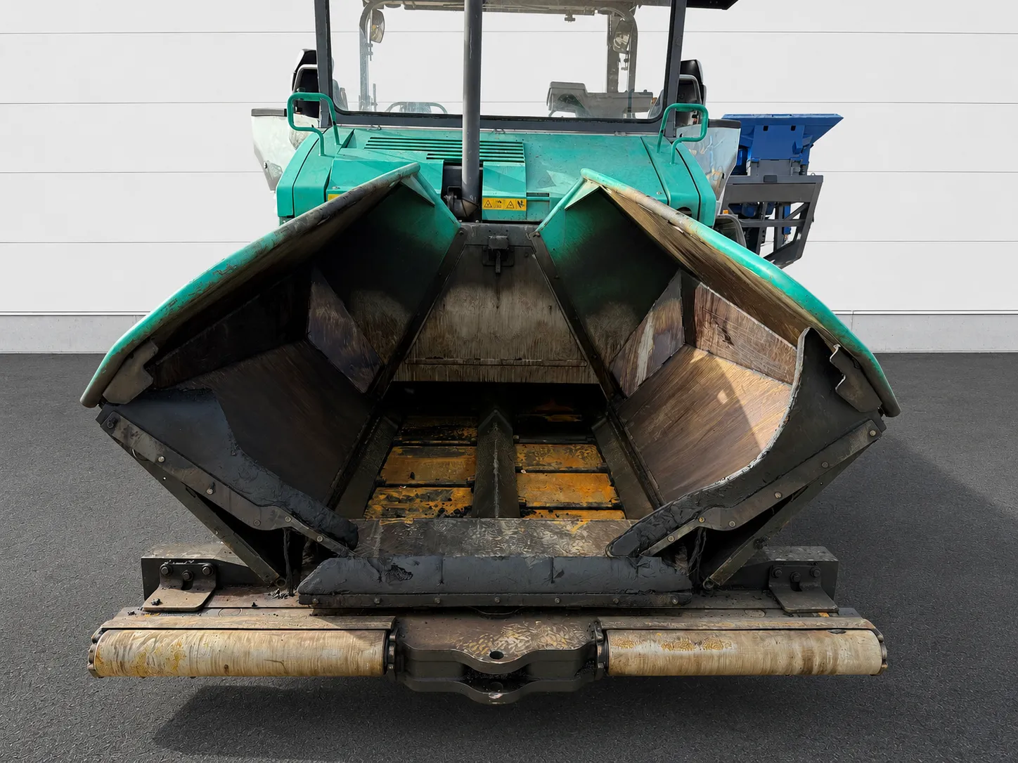 Voegele Super 1900-3i asphalt paver open material hopper