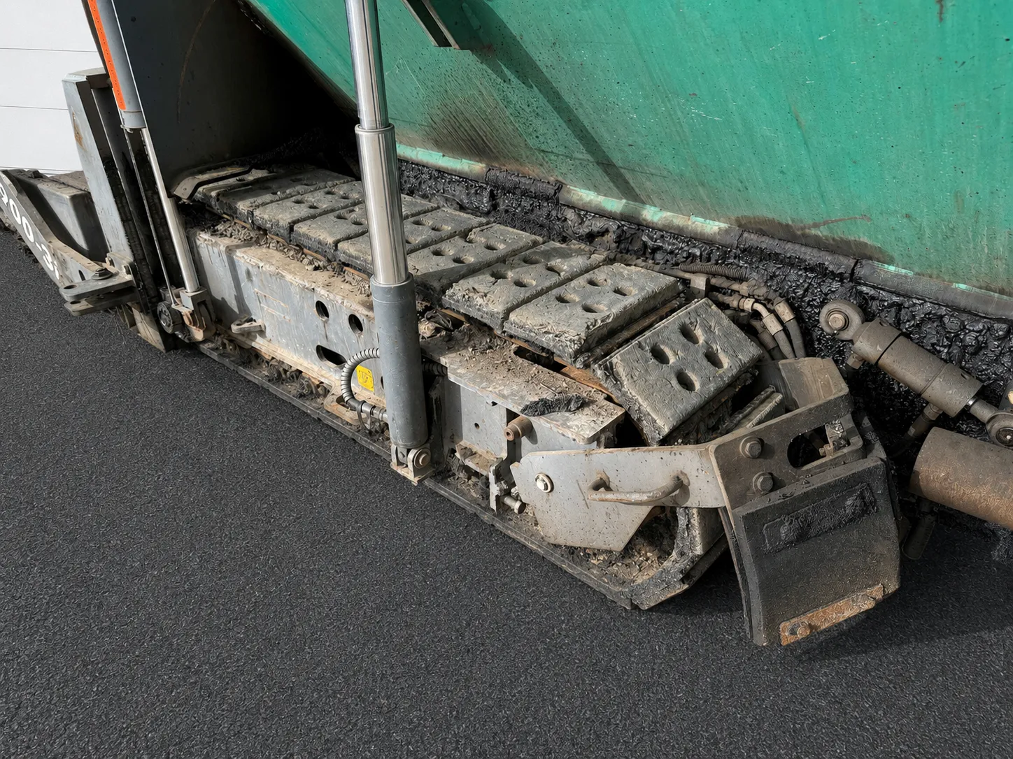 Voegele Super 1900-3i asphalt paver track assembly detail