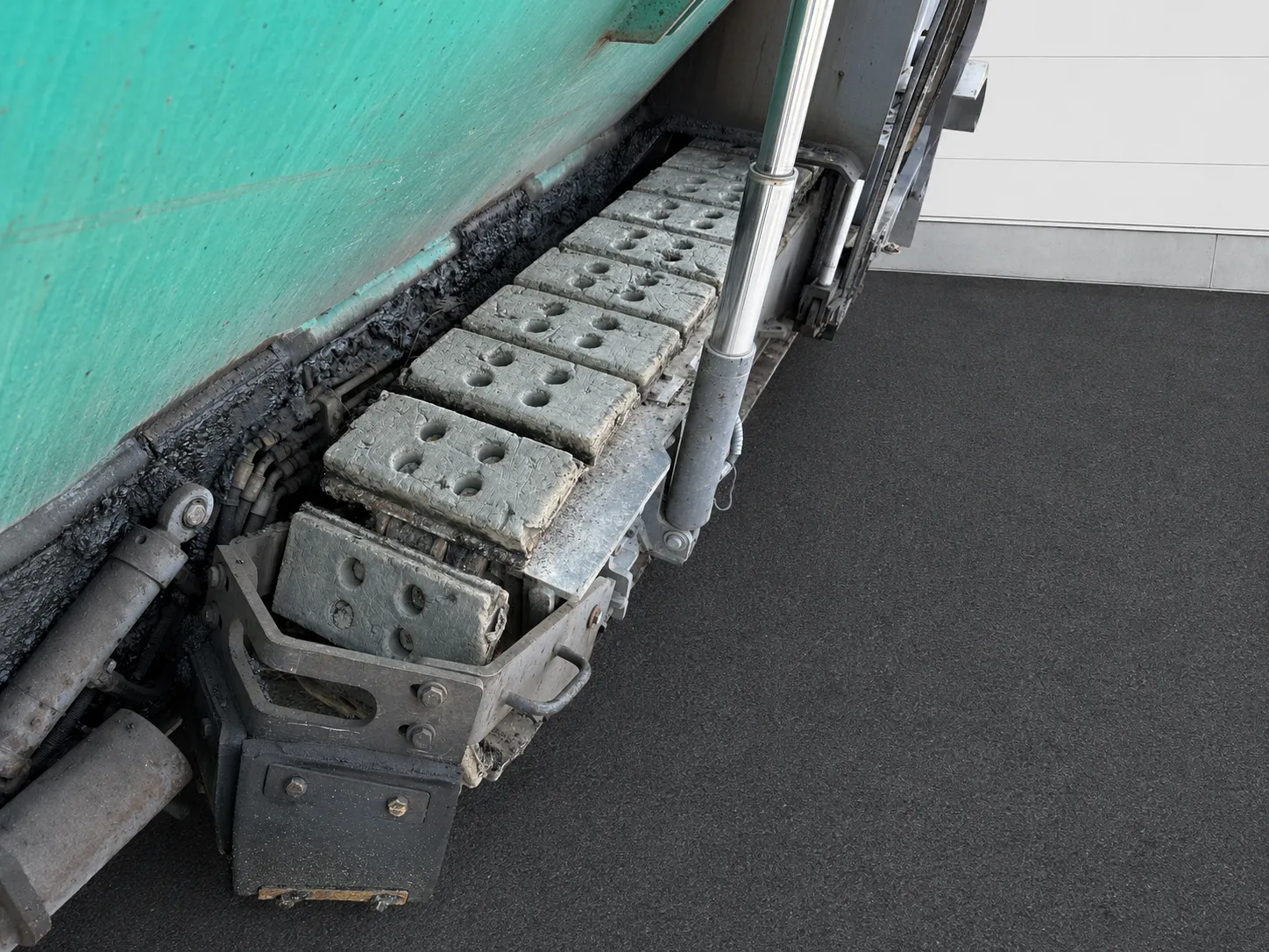 Voegele Super 1900-3i asphalt paver rubber track close-up