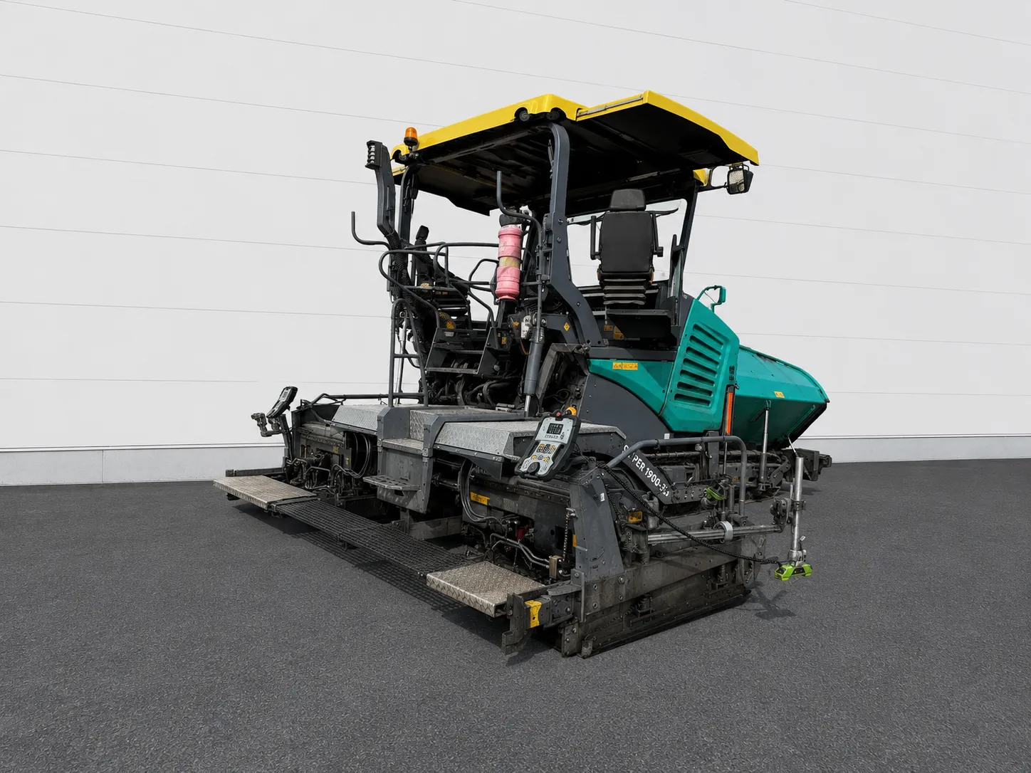 Voegele Super 1900-3i asphalt paver rear three-quarter view